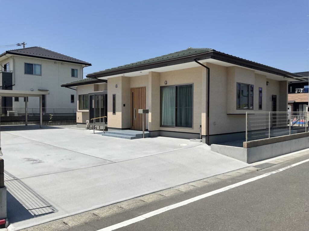 水平ラインが描く、端正な平屋。